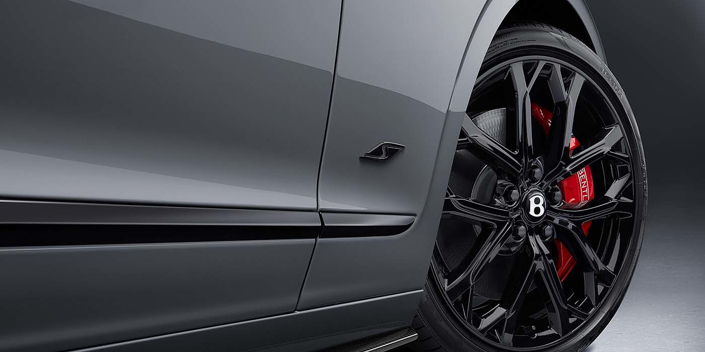 Gohm Sportwagen GmbH | Bentley Singen Bentley Flying Spur S sedan in Cambrian Grey paint black painted wheel and badge