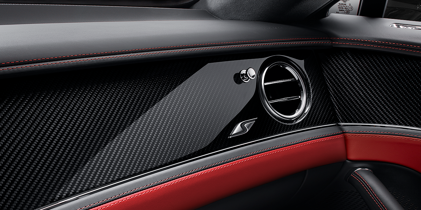 Gohm Sportwagen GmbH | Bentley Singen Bentley Flying Spur S sedan front interior with high gloss carbon fibre veneer